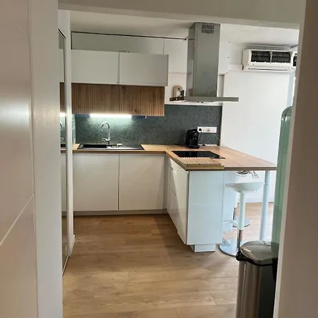 50m De La Apartment *